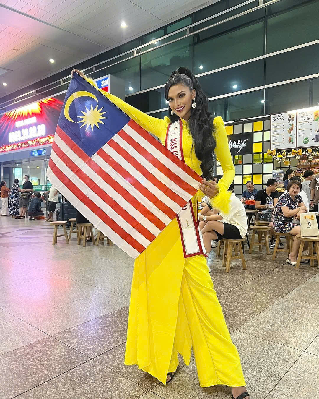 Miss Charm Malaysia 2024 Rashmita Rasindran gây ấn tượng tại sân bay khi diện chiếc áo dài màu vàng rực rỡ. Cô cảm ơn mọi người đã đón tiếp mình nồng hậu, ấn tượng bởi sự nhiệt tình của người Việt Nam. Cô cho rằng chính điều này sẽ giúp cô sớm thích nghi với nơi đây như quê nhà của mình. 