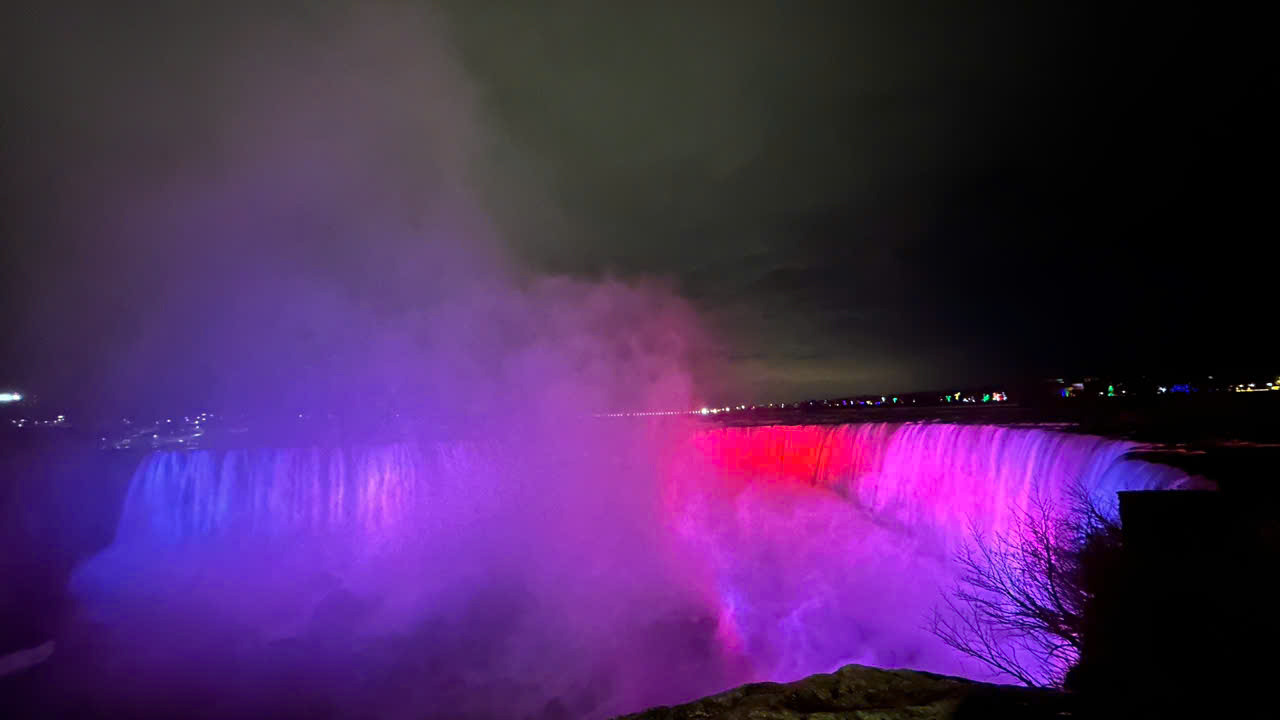 Vẻ đẹp tuyệt vời của Niagara đã thu hút đông đảo du khách khắp nơi trên thế giới khi đến Canada và Mỹ. Ảnh: Ban đêm ở thác Niagara lung linh sắc màu vào cuối tháng 11/2024. 