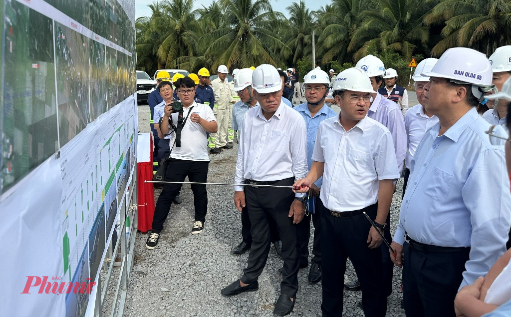 Bộ trưởng Trần Hồng Minh (bìa phải) nghe báo cáo tình hình triển khai dự án cầu Đại Ngãi 1 - Ảnh: Thanh Lâm