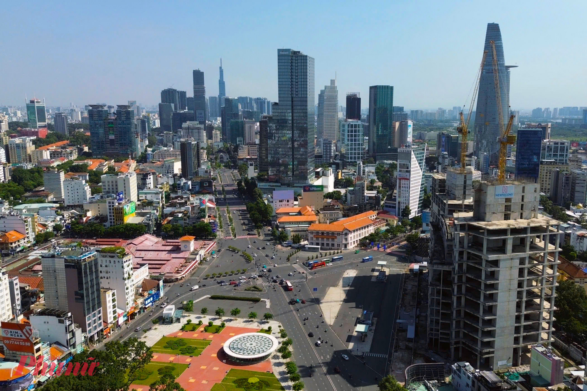 Ga ngầm Bến Thành của tuyến Metro số 1, Bến Thành - Suối Tiên nằm cạnh công viên 23/9, quận 1