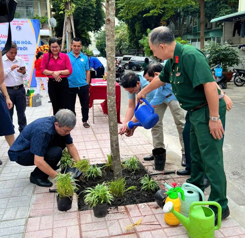 Các đại biểu tham gia trồng cây xanh xung quanh khuôn viên