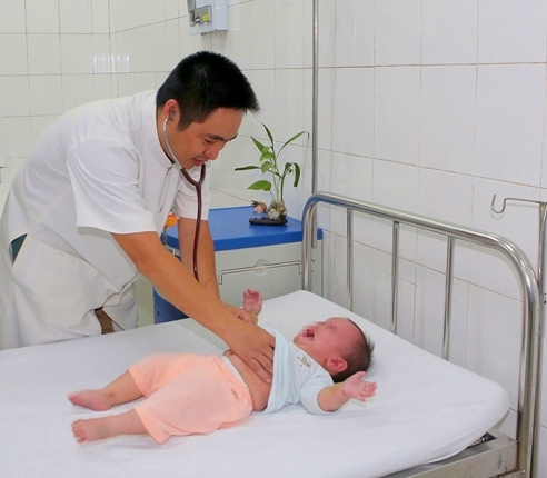 sau hơn 1 tuần điều trị, sức khỏe trẻ cải thiện dần và được xuất viện.