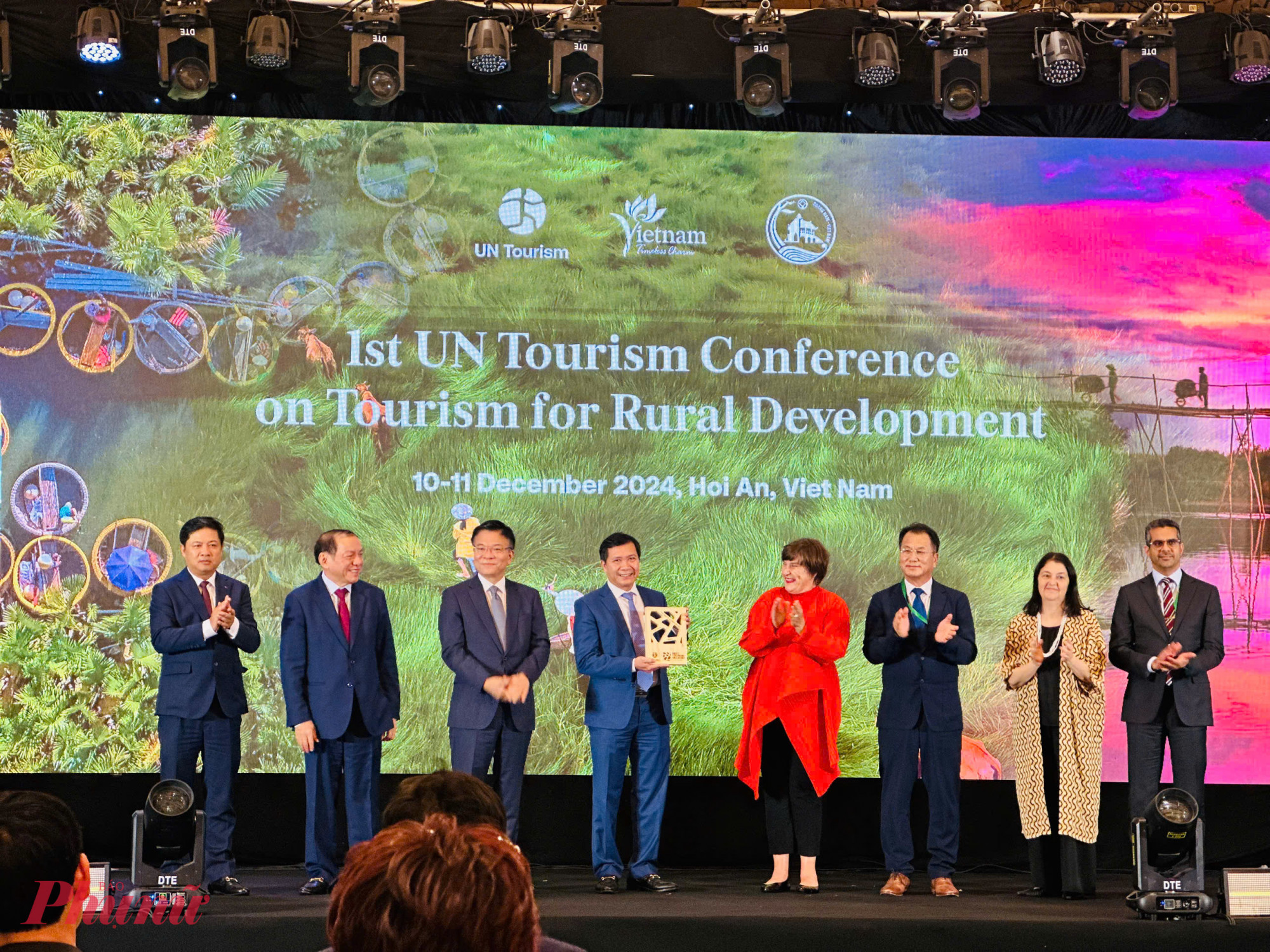 Bà Zoritsa Urosevic - Phó tổng Thư ký Tổ chức Du lịch Liên Hợp Quốc - trao chứng nhận Làng du lịch tốt nhất năm 2024 cho làng rau Trà Quế