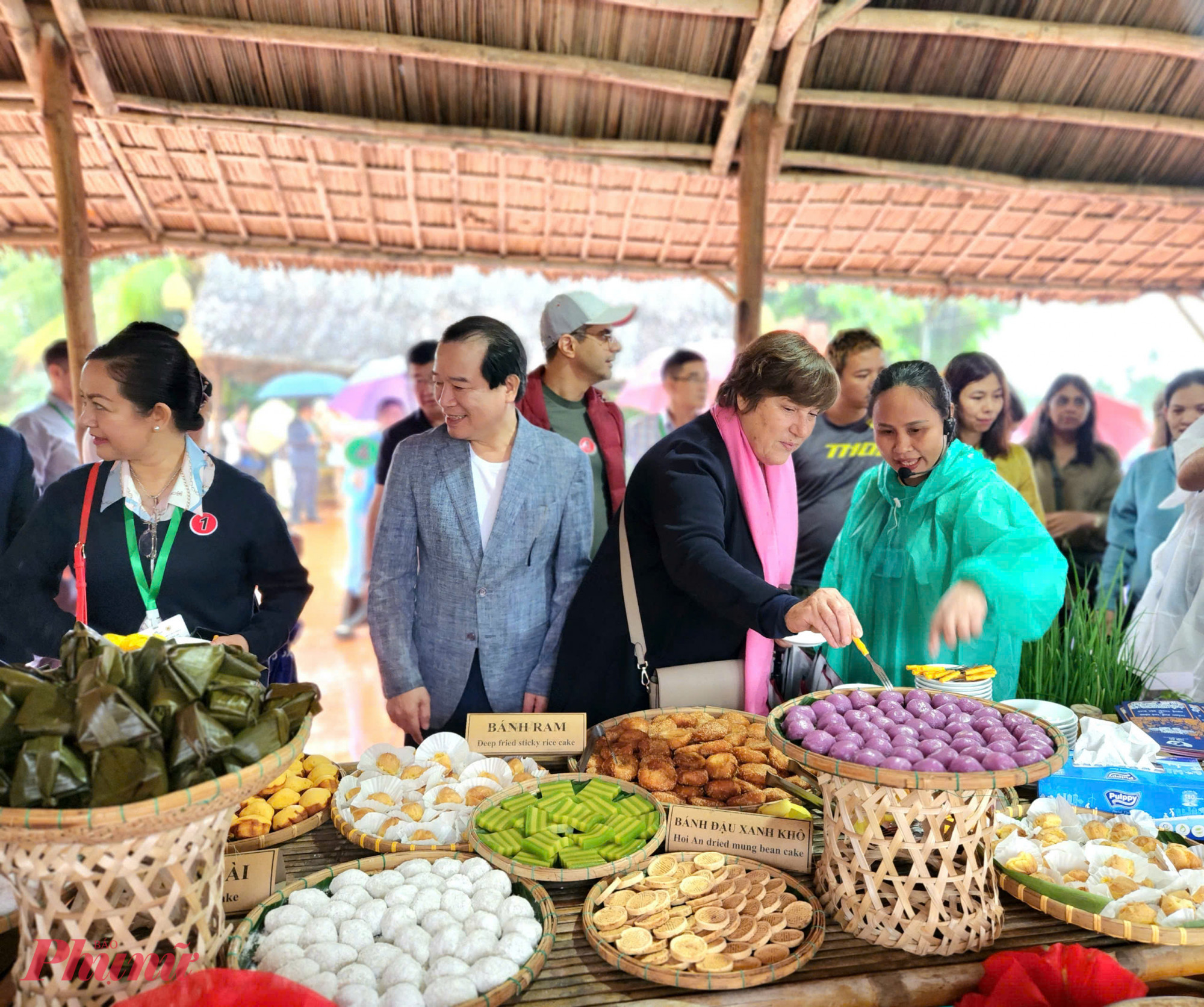 Phó tổng Thư ký UN Tourism - bà Zoritsa Urosevic (khăn choàng hồng) thưởng thức món ăn tại làng rau Trà Quế