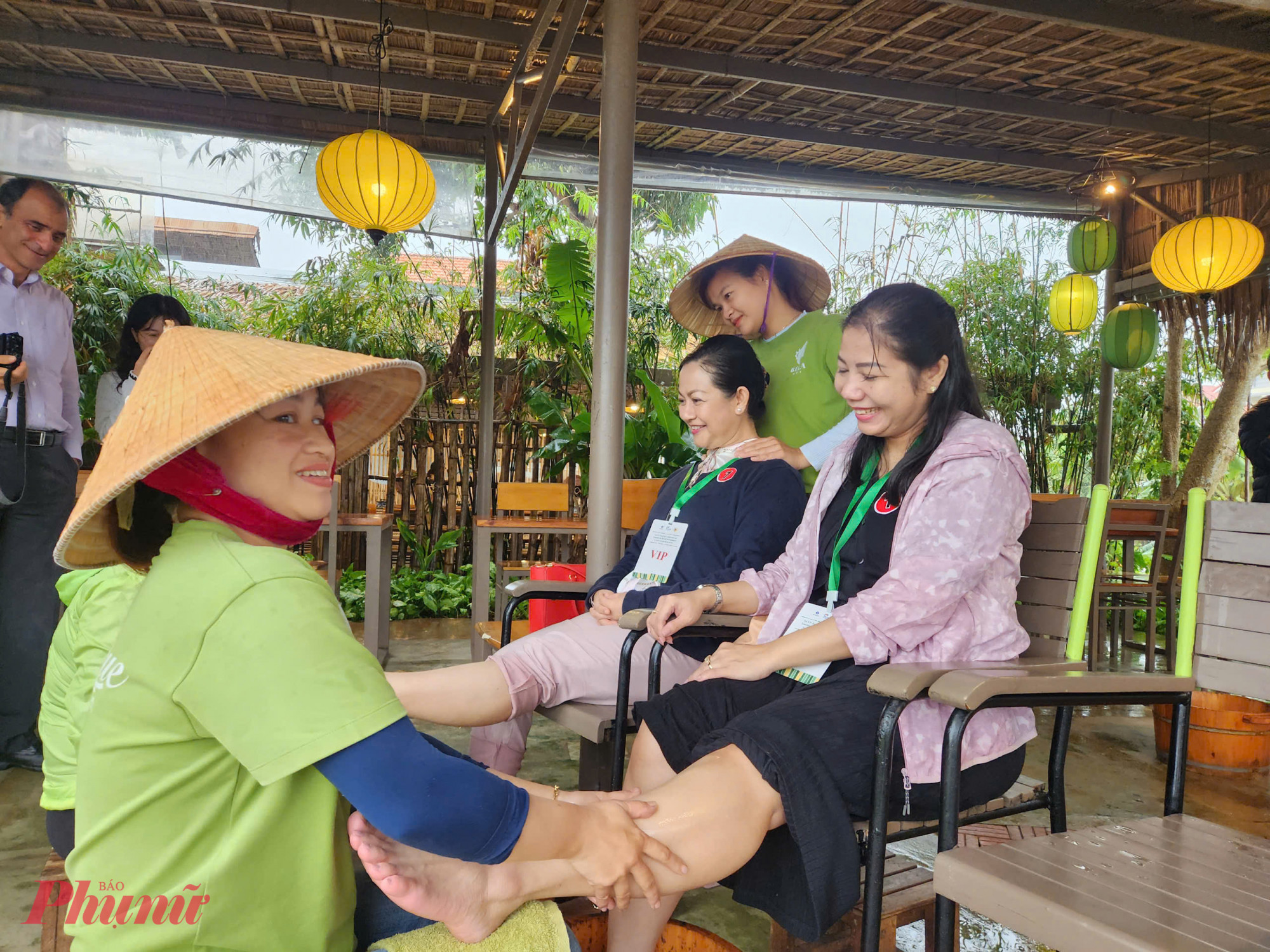 Trải nghiệm massage chân ngay tại làng rau