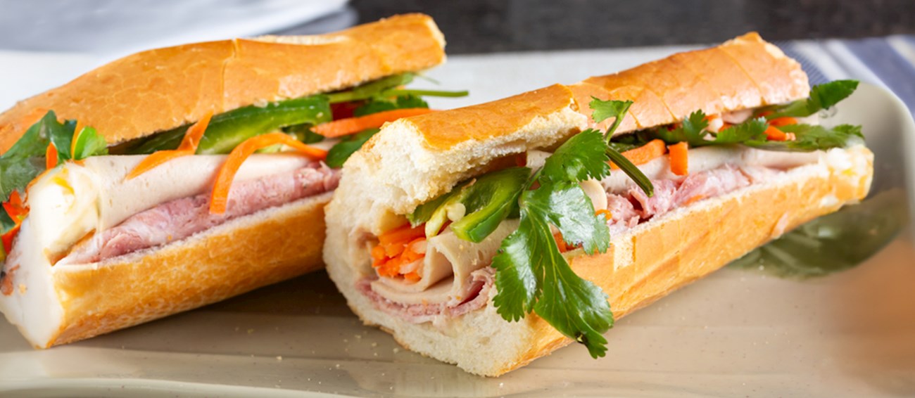 TasteAtlas mô tả: ổ bánh mì được để vào nhiều thứ như chả lụa, dăm bông, thịt ba chỉ, pate, dưa leo, dưa chua, hành ngò - Ảnh: TasteAtlas