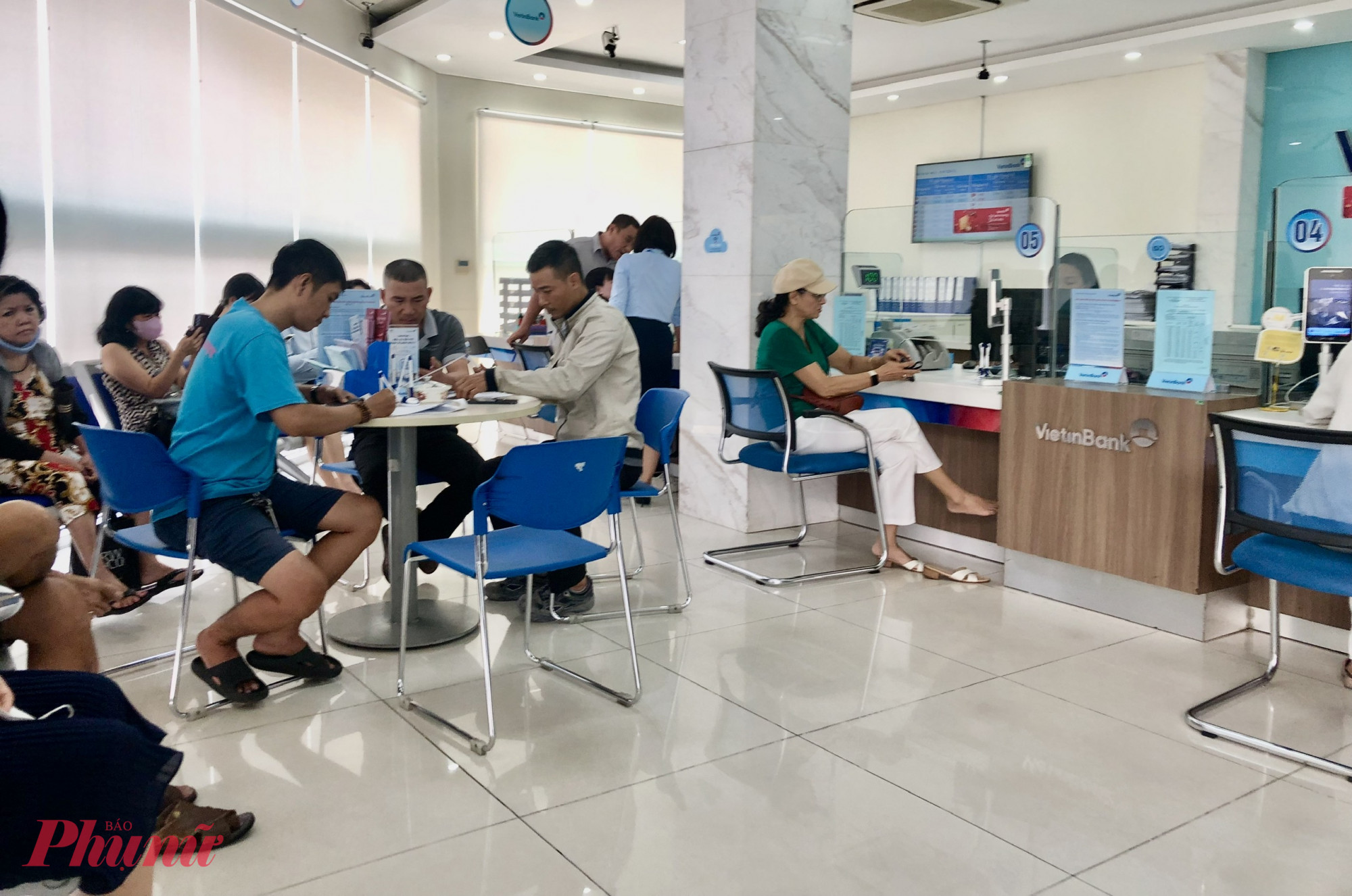 Còn tại phòng giao dịch Vietinbank Chi nhánh 3 (quận 3, TPHCM), cũng có khoảng chục khách hàng ngồi chờ hỗ trợ cập nhật sinh trắc học. Nếu khách hàng nào chưa cập nhật CMND cũ thay cho CCCD mới thì sẽ được hỗ trợ tại một bàn riêng.