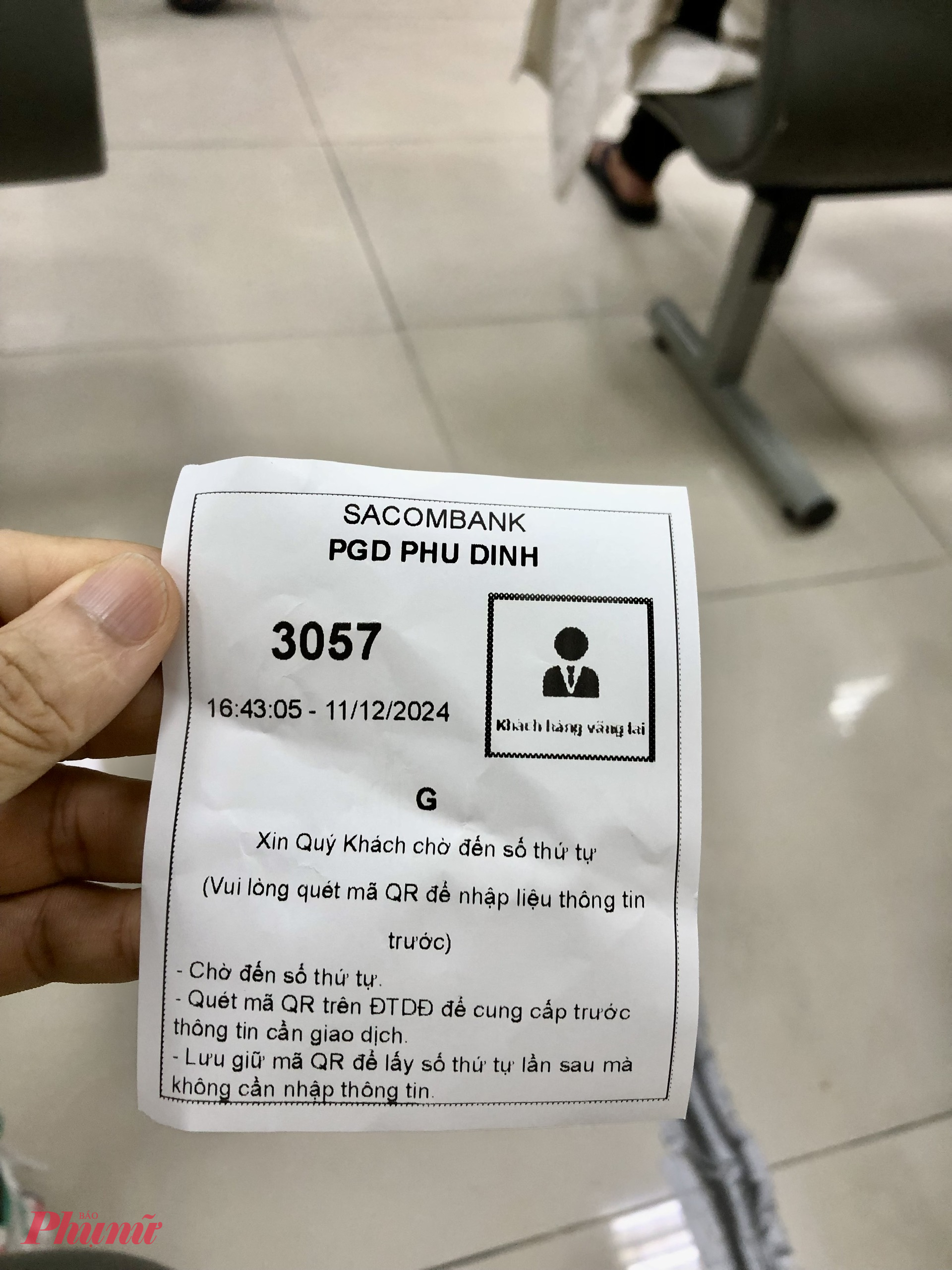 Do lượng khách đông nên khách cũng chờ khoảng 30 phút mới đến lượt giao dịch. Đa phần khách hàng chưa cập nhật CMND cũ lên CCCD mới lên hệ thống ngân hàng nên chị không thể thực hiện được tại ứng dụng mà phải ra trực tiếp ngân hàng.