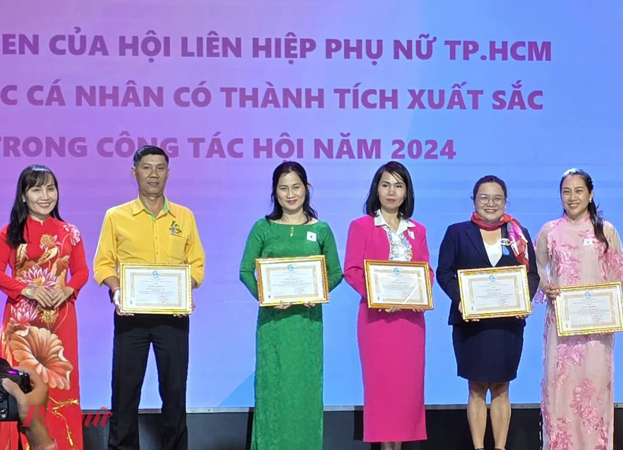 Dịp này, Hội LHPN TPHCM tặng giấy khen cho Hawee và nhiều cá nhân có thành tích xuất sắc trong công tác Hội na89m 2024