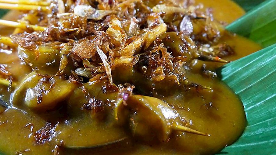 Sate Padang là một loại sate (satay) có nguồn gốc từ Padang, Tây Sumatra. Theo truyền thống, món này được làm từ thịt bò, và bao gồm các miếng thịt hoặc nội tạng được ướp, xiên que, sau đó nướng. Các xiên que thường được phục vụ với nước sốt đặc, màu nâu kết hợp nước dùng thịt được làm đặc bằng bột gạo hoặc nước vo gạo và nhiều loại gia vị không quá nồng.  Các loại khác bao gồm phiên bản Panjang sử dụng nhiều nghệ hơn để tạo ra nước sốt màu vàng rực rỡ, trong khi sate Pariaman sử dụng nhiều ớt hơn để tạo cho nước sốt màu đỏ đặc trưng. Sate Padang thường được phục vụ với ketupat (bánh gạo).