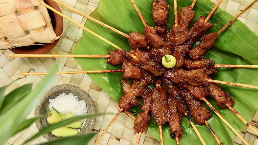 Sate babi là một món ăn truyền thống của Indonesia và là một loại satay làm từ thịt lợn làm nguyên liệu chính. Thịt được cắt thành khối vuông và ướp trong hỗn hợp tỏi, nước cốt chanh, kecap manis (nước tương ngọt), muối và hạt tiêu. Các miếng thịt sau đó được xiên vào que và nướng cho đến khi chín.  Trong quá trình nướng, đôi khi thịt được phết thêm nước ướp. Khi ăn, sate babi được ăn kèm với nước sốt kecap manis giống với nước ướp, hoặc với nước sốt đậu phộng. Nếu muốn, xiên thịt cũng có thể ăn kèm với cơm hấp hoặc bánh gạo ở bên cạnh.