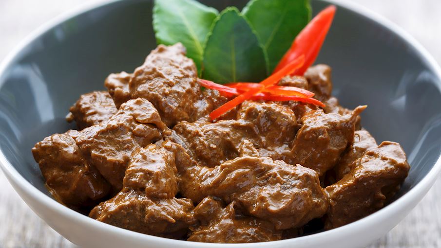 Rendang là món thịt của Indonesia có nguồn gốc từ người Minangkabau ở Tây Sumatra. Món ăn này nổi tiếng vì độ cay và quy trình nấu lâu. Nó thường được so sánh với cà ri Ấn Độ vì độ đặc và hương vị độc đáo.  Lý thuyết về cách phát minh ra rendang cho rằng việc sử dụng nhiều gia vị và thời gian nấu lâu đã được áp dụng để bảo quản thịt ở những vùng có khí hậu nóng và nhiệt đới, chẳng hạn như Indonesia, nên không có gì ngạc nhiên khi nhu cầu bảo quản thịt trong thời gian dài hơn xuất hiện ở người Minangkabau. 