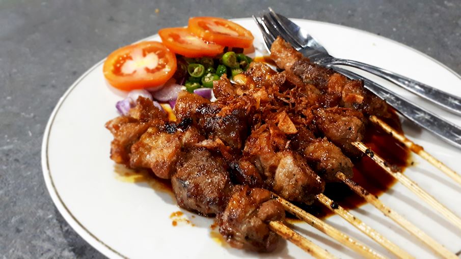 Sate kambing là món ăn truyền thống của Indonesia và là một loại satay được chế biến từ thịt cừu làm nguyên liệu chính. Thịt được cắt thành từng miếng hoặc khối vuông và được ướp trong hỗn hợp các thành phần như kecap manis (nước tương ngọt), riềng, hành tím xay, nước ép dứa và (thường là) ớt.  Sau khi ướp, thịt được xiên vào que to hơn và dày hơn que dùng cho món gà xiên nướng vì kết cấu và độ dày của thịt cừu dai hơn thịt gà. Que xiên cho món sate kambing thường được làm từ tre. Thịt được nướng, sau đó dùng kèm với sốt kecap manis, sốt đậu phộng hoặc sốt ớt, gồm hành tím, ớt mắt chim và kecap manis. 