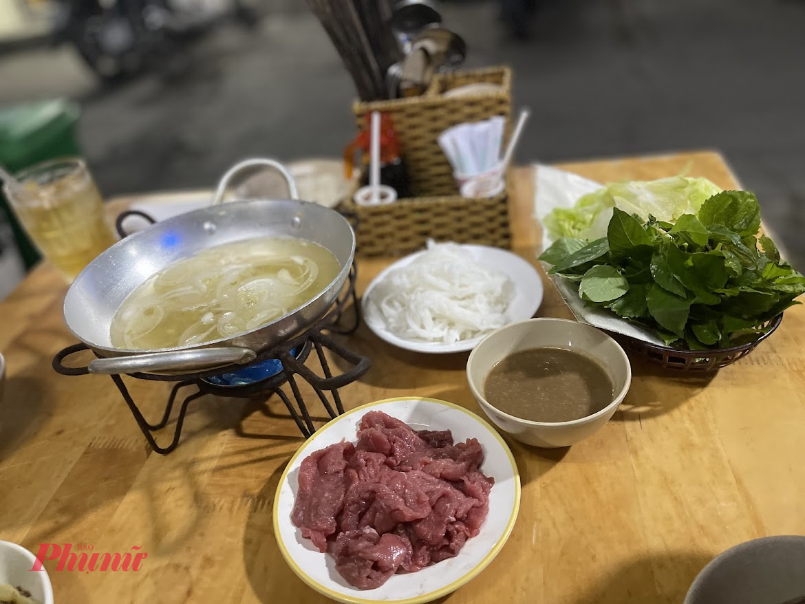 Mặc dù tên gọi (bò) cho thấy món ăn này chỉ được làm từ thịt bò, nhưng nó cũng có thể bao gồm các loại protein khác như mực hoặc tôm. Các thành phần bổ sung bao gồm bánh tráng, được sử dụng làm vỏ bánh, và thường là nước chấm và mắm nem .