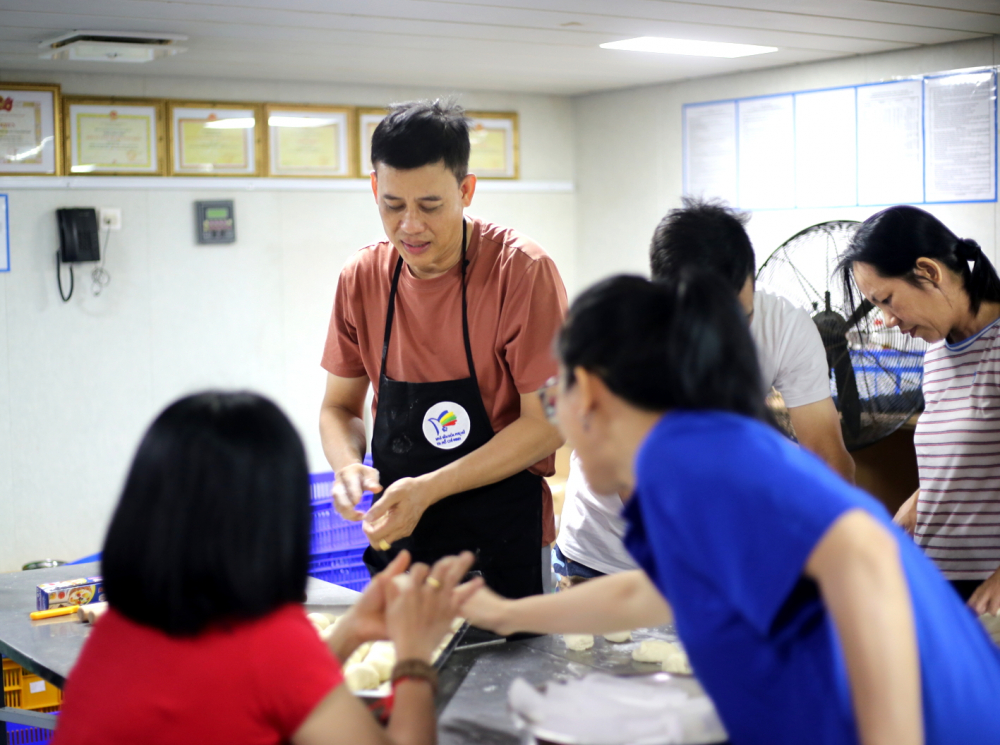 Thầy Lê Huỳnh Châu dạy làm bánh trên tàu