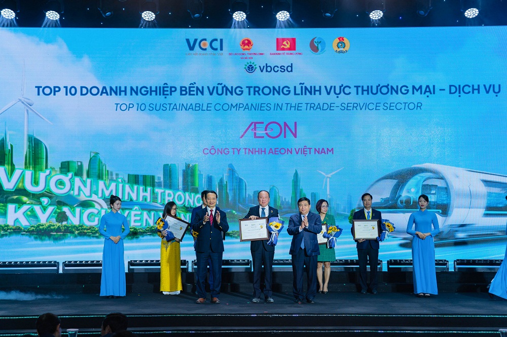 Tổng giám đốc AEON Việt Nam nhận danh hiệu Top 3 doanh nghiệp bền vững - lĩnh vực Thương mại Dịch vụ - Ảnh: AEON Việt Nam