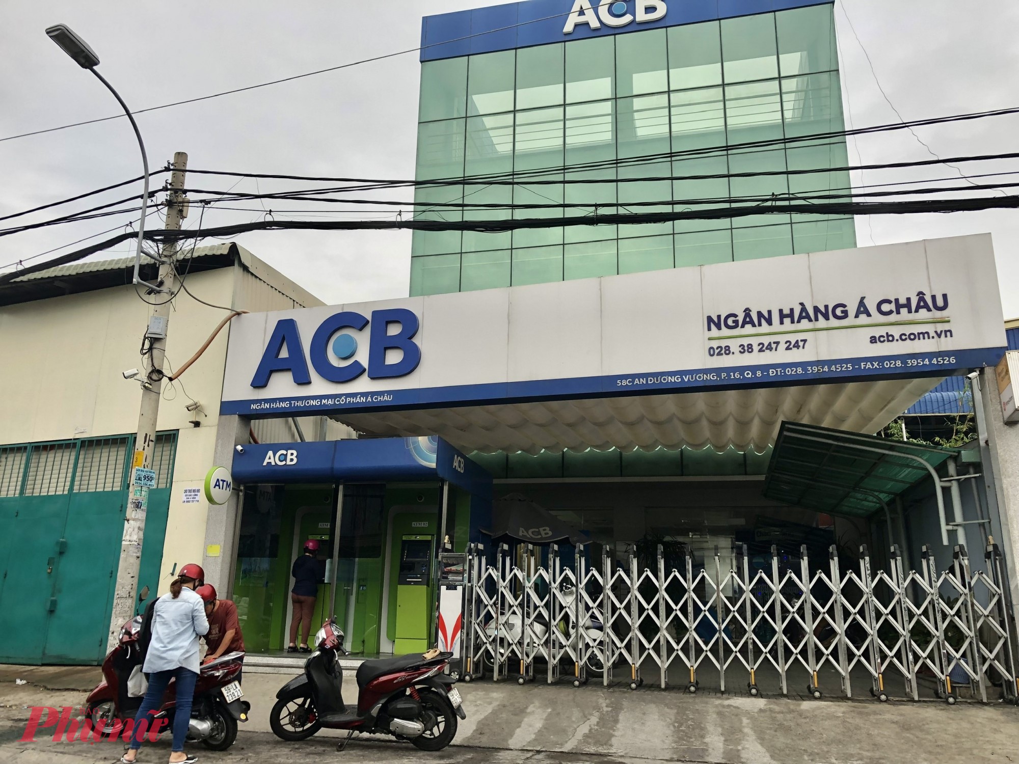 Trong khi đó tại ACB An Lạc (quận Bình Tân, TPHCM) lượng khách đến cập nhật sinh trắc học ít hơn nên đúng 17g chiều, phòng giao dịch này đã đóng cửa.