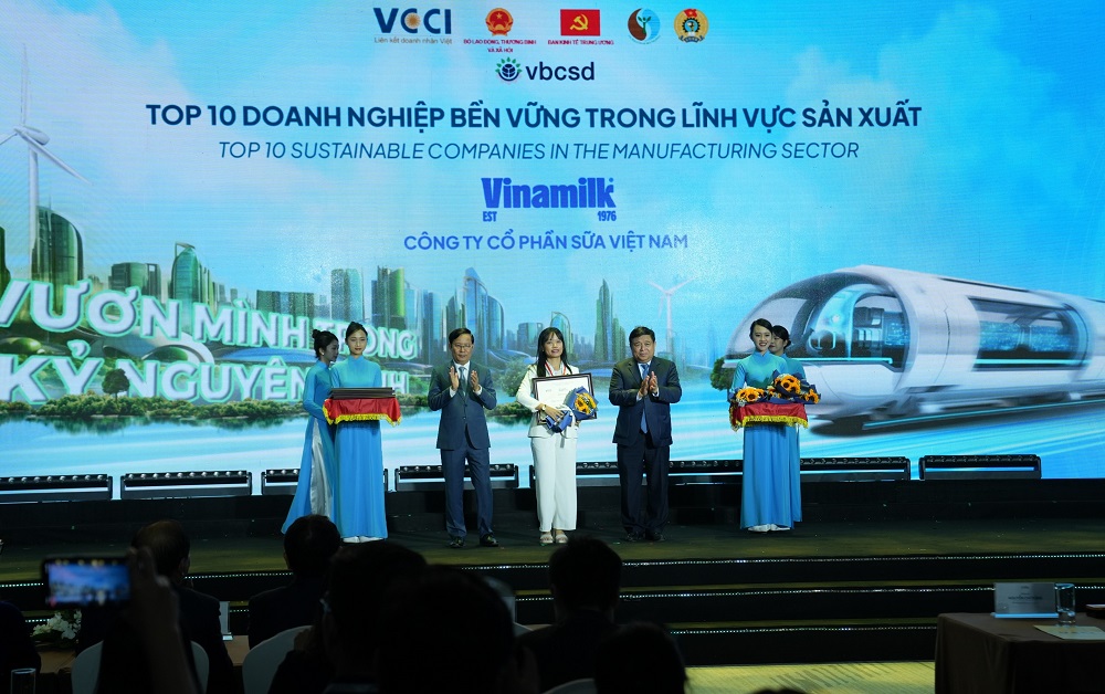 Vinamilk nằm trong Top 10 doanh nghiệp bền vững trong lĩnh vực sản xuất tại CSI 2024 năm thứ 9 liên tiếp - Ảnh: Vinamilk