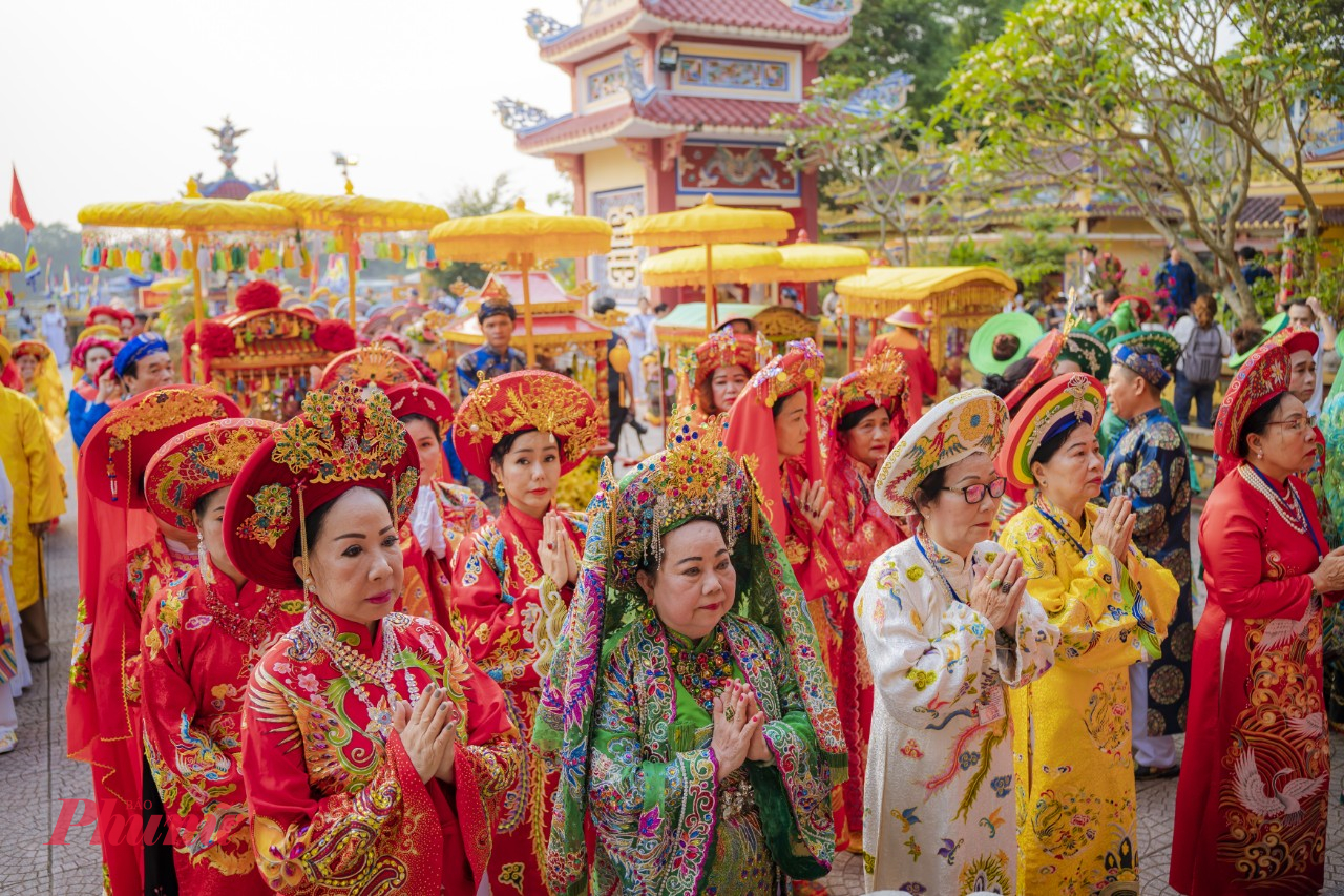 Lễ hội điện Hòn Chén còn được gọi là Lễ Vía Mẹ, không chỉ là của những tín đồ Thiên Tiên Thanh Giáo, mà còn là của những người theo đạo thờ Mẹ, đạo hiếu, đạo làm người. 