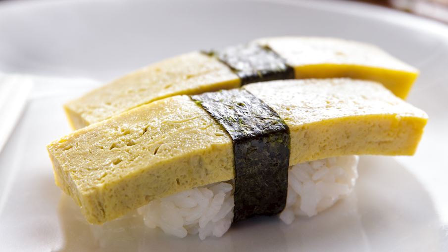 Tamago nigiri sushi là một loại nigiri sushi truyền thống của Nhật Bản. Nó bao gồm cơm sushi được ép bằng tay phủ một lát trứng ốp la. Món ăn có hương vị ngọt ngào với kết thúc sạch sẽ vì trứng được nấu với dashi và đường.  Kết cấu nhẹ và xốp. Theo truyền thống, loại sushi này được ăn bằng tay trong một lần cắn, và người ta nói rằng không có hai nhà hàng sushi nào có cùng công thức. Loại nigiri này nên được ăn sau cùng vì nó là một chất làm sạch vòm miệng tuyệt vời.