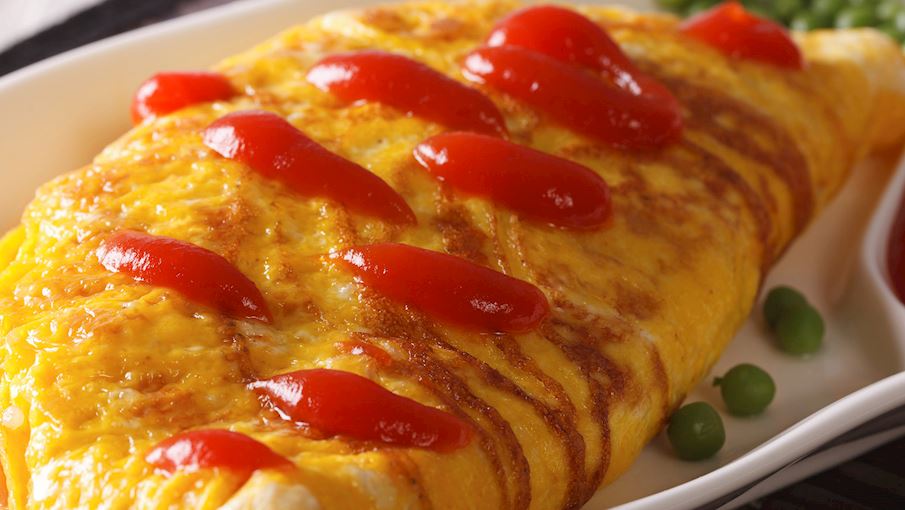 Omurice là một dạng ngắn của trứng ốp la và cơm, hai thành phần thiết yếu của món ăn kết hợp Nhật Bản này. Cơm thường được chiên chảo cùng với thịt gà và tương cà, sau đó được bọc trong một lớp trứng ốp la mỏng. Cuối cùng, món ăn được phủ một lớp tương cà hào phóng.  Thỉnh thoảng, có thể cho trứng rán lên trên cơm, và có thể thay thế tương cà bằng sốt demi-glace. Omurice là một trong nhiều món ăn Nhật Bản chịu ảnh hưởng của kỹ thuật nấu ăn và nguyên liệu phương Tây. Mặc dù đã trở thành món ăn truyền thống của Nhật Bản, nhưng món này thường được chế biến tại nhà hoặc phục vụ tại các nhà hàng Nhật Bản không theo truyền thống. 