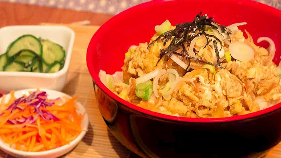 Tamagodon là món donburi của Nhật Bản, chế biến đơn giản và nhanh. Món này gồm những quả trứng bông xốp được đặt lên trên cơm hấp. Trứng ốp la thường được làm giàu với hành tây và nước sốt mặn làm từ mirin, dashi và nước tương. Trước khi ăn, món ăn Nhật Bản này có thể được trang trí bằng rong biển nori và hành lá cắt nhỏ.