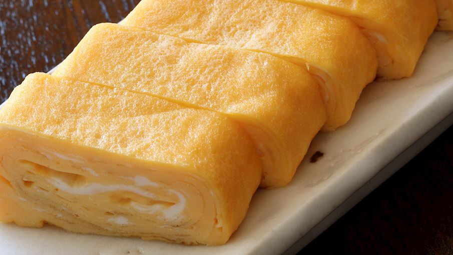 Tamagoyaki là món trứng ốp la Nhật Bản được chế biến bằng phương pháp nấu ăn độc đáo - trứng được gấp lại cho đến khi chín hoàn toàn. Mặc dù trứng ốp la không có nhân, nhưng nó thường được nêm bằng đường, mirin và nước tương. Tamagoyaki thường có trong hộp cơm bento và theo truyền thống, nó được dùng làm bữa sáng hoặc làm lớp phủ sushi.  Tên của món ăn có thể được dịch theo nghĩa đen là trứng nấu trên lửa khô . Tamagoyaki đơn giản lần đầu tiên trở nên phổ biến vào những năm 1950, khi chính phủ bắt đầu khuyến khích cha mẹ cung cấp nhiều protein hơn cho con cái của họ và những người nông dân bắt đầu nuôi nhiều gà hơn. 