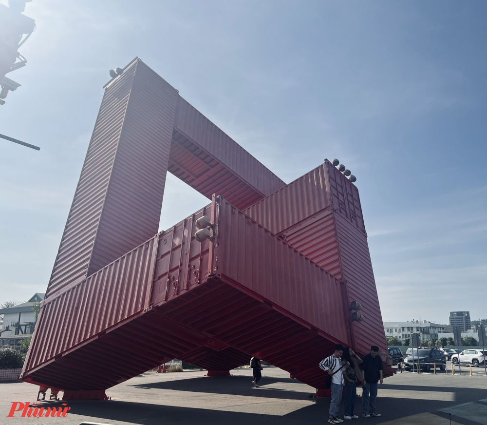 Các vỏ container được sáng tạo trở thành điểm chụp ảnh, check-in của giới trẻ khi đến Pier-2.