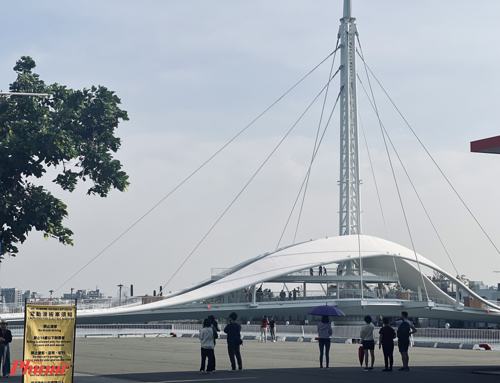 hu nghệ thuật này nằm cạnh chiếc cầu đi bộ có thể xoay - Great Harbor Bridge trên khu vực sông Ái Hà. Mỗi ngày vào khung khoảng 3 giờ chiều (giờ Đài Loan) du khách có thể xem cầu đi bộ Great Harbor Bridge xoay.