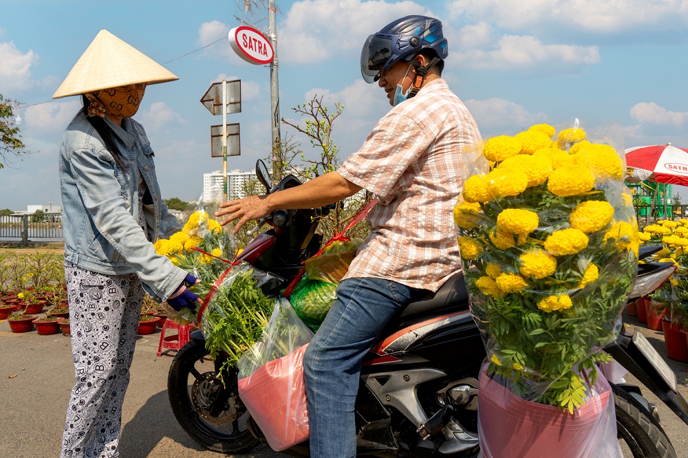 SATRA tiếp tục miễn phí thuê 282 gian hàng tại chợ hoa xuân Bình Điền Ất Tỵ 2025 - Ảnh: SATRA