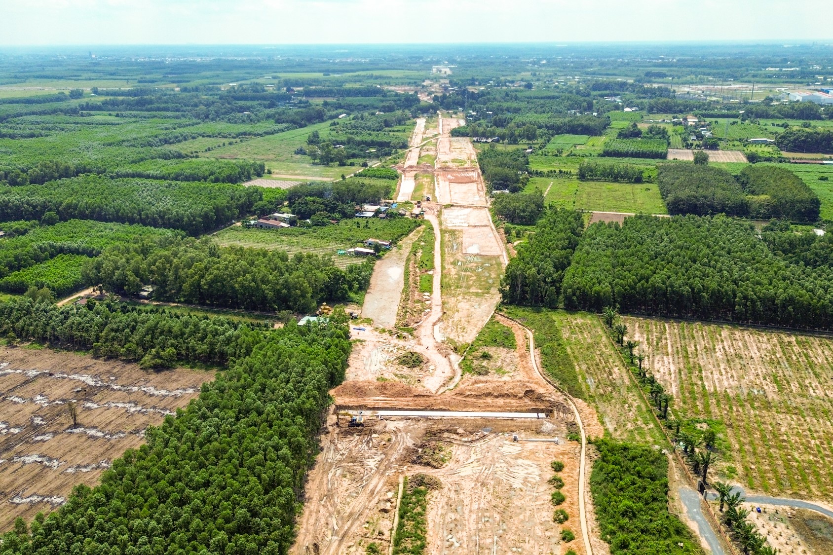 Dự án thành phần 3 Vành đai 3 qua Đồng Nai dài 11,2km, được khởi công từ 18/6/2023 với tổng kinh phí đầu tư gần 2.600 tỷ đồng. Công trình này dự kiến hoàn thành năm 2025, đưa vào khai thác từ năm 2026.