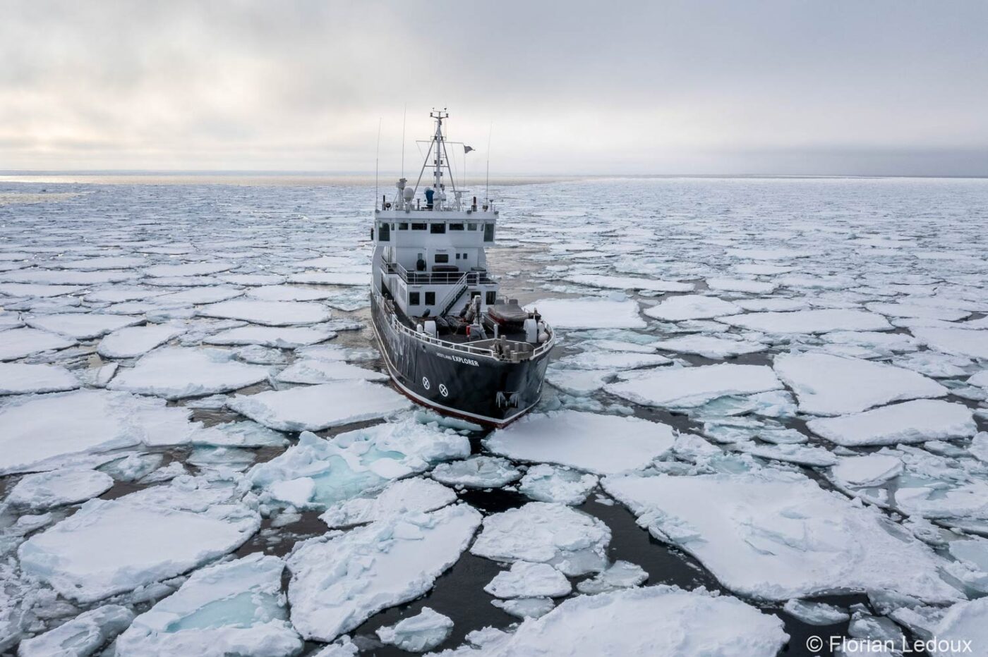 Đi du thuyền nhỏ qua Bắc cực ở Na uy và Greenland  Du khách có thể thám hiểm Bắc cực bằng “du thuyền” nhỏ chỉ có 12 hoặc 48 người của Secret Atlas có văn phòng đặt tại Anh, Mỹ và Canada. Chuyến du ngoạn sẽ đưa du khách ngắm động vật hoang dã, đi qua những tảng băng trôi cực to ở đông bắc Greenland, đến Ittoqqortoormiit - một trong những thị trấn xa xôi nhất trên trái đất. Giá khởi điểm là 15.500 bảng Anh (khoảng 500 triệu đồng) trong 14 ngày. Ảnh: Secret Atlas Media