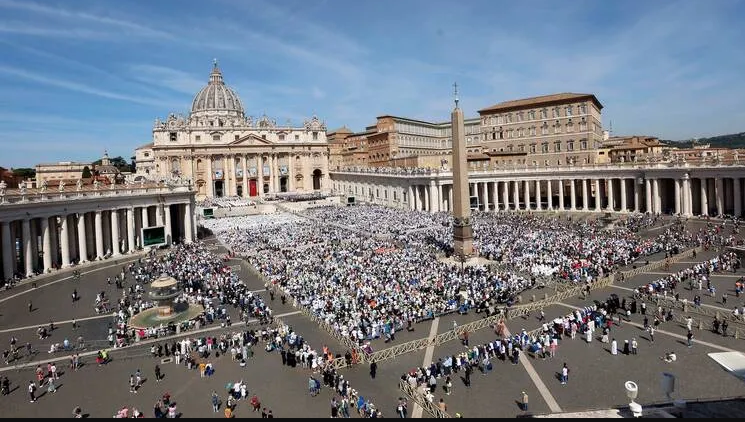 Lễ hội Công giáo ở Rome, Ý Cứ 25 năm một lần, thủ đô của Ý tổ chức kỷ niệm Jubilee (Năm Thánh). Lễ hội Công giáo trọng đại này sẽ trở lại vào năm 2025 với hàng triệu người đổ về thành phố. Các lễ kỷ niệm bắt đầu vào cuối tháng 12/2024 với nghi lễ mở cửa Thánh tại Vương cung thánh đường Thánh Peter và Vương cung thánh đường Thánh John Lateran. Nhiều hoạt động sẽ sẽ diễn ra như rước kiệu, hành hương 7 nhà thờ, tham quan miễn phí các địa điểm linh thiêng - Ảnh: Riccardo De Luca / Shutterstock.com