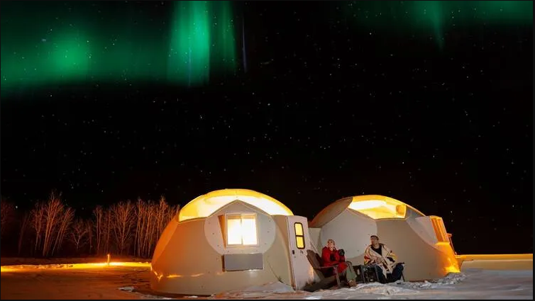 Nằm ngắm sao ở Alberta, Canada. Du khách được nằm thoải mái trong phòng sang trọng để kết nối với bầu trời đêm và các vì sao lấp lánh. Bạn có thể đặt tour tại Métis Crossing với phòng đơn 2 người hoặc phòng gia đình với 6 người. Các phòng đều có giường cỡ lớn, nước máy, phòng tắm, bếp nhỏ, sàn có sưởi, máy lạnh và điện. Tất cả đều có trần trong suốt nhìn lên bầu trời đêm -Ảnh: Metis Crossing