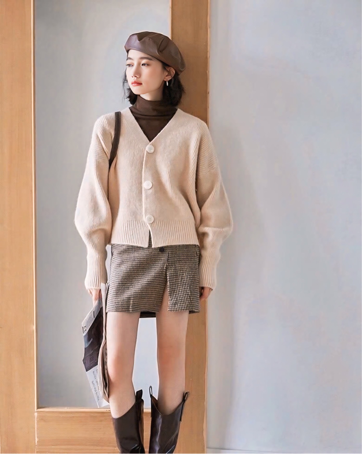 Áo cardigan len dáng ngắn   Giống như áo gile len, áo cardigan len dáng ngắn luôn là món đồ hot trong mùa thu đông. Nhiều người nổi tiếng như nữ ca sĩ Jennie của BlackPink và siêu mẫu Kendall Jenner đã sử dụng nó để phù hợp với nhiều phong cách khác nhau. 