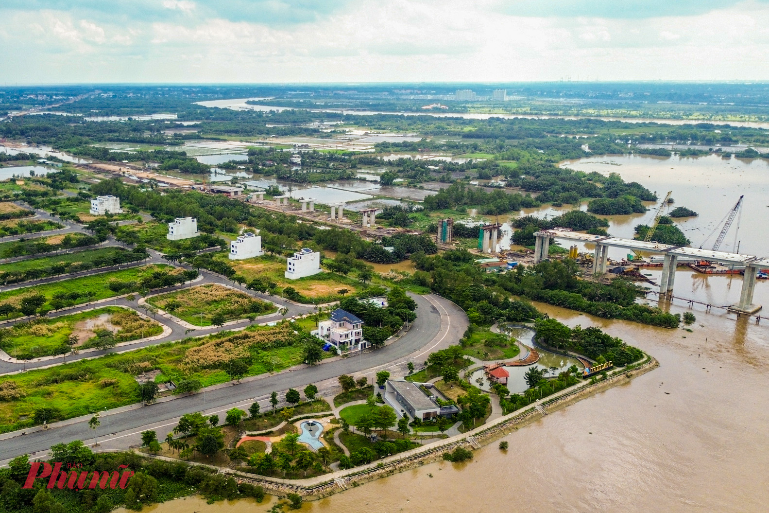 Khi hoàn thành và đưa vào sử dụng, cầu Nhơn Trạch trên tuyến Vành đai 3 sẽ trở thành cầu nối giữa TPHCM với các tỉnh miền Đông Nam bộ và Tây Nam bộ, giúp rút ngắn thời gian di chuyển. Dự kiến cầu sẽ thông xe vào dịp lễ 30/4/2025.