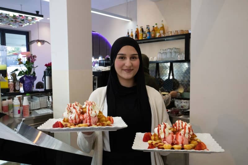Cô gái tuổi teen Sumeja Zumberi là chủ quán Café Baresha - Ảnh: Alicia Windzio/dpa