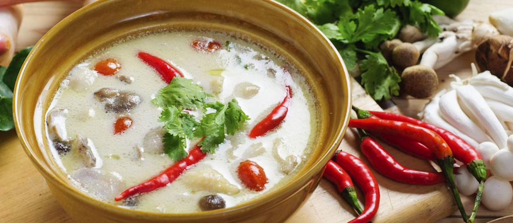 Tom Kha Gai là món súp truyền thống của Thái Lan, nổi bật với vị chua cay và béo ngậy. Món này được nấu từ nước cốt dừa, thịt gà, nấm, sả, gừng, lá chanh, và ớt. Nước súp cân bằng giữa hương vị chua, cay, ngọt và thơm mùi thảo mộc. Đây là món ăn phổ biến, thường dùng kèm cơm trắng.