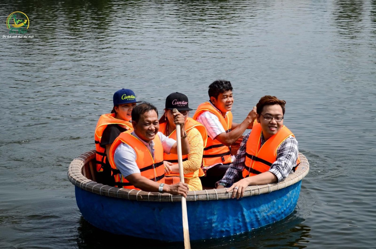 Bên cạnh bầu không khí trong lành đậm chất Nam Bộ thì khi đến đây bạn còn có cơ hội trải nghiệm nhiều hoạt động vui chơi hấp dẫn như bơi lội, chèo kayak, chèo thuyền thúng… Trong khu du lịch Tre Việt còn có nhà hàng ẩm thực đặc sắc, với tiệc buffet vào thứ 7 và chủ nhật hằng tuần. Làng du lịch Tre Việt với lối kiến trúc độc đáo từ cây tre thể hiện tinh thần dân tộc Việt. Toàn cảnh được thiết kế như mô hình thu nhỏ của sông nước Nam Bộ đem đến những dịch vụ chuyên nghiệp từ vui chơi, giải trí cho đến ẩm thực, âm nhạc và nghĩ dưỡng. Nơi đây còn có một hồ bơi xanh mát thu hút khách tham quan.