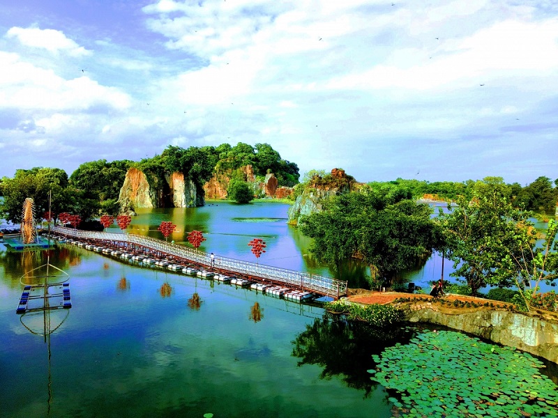  Khu du lịch Bửu Long: Nằm ngay trung tâm thành phố Biên Hòa, chỉ cách Sài Gòn khoảng 30 phút lái xe, nơi đây được biết đến với khung cảnh thiên nhiên hữu tình, không khí trong lành... Nổi bật nhất là các rặng núi đá được sắp đạt khéo léo bên hồ nước và các cảnh quan nhân tạo như Tháp Rùa – Hồ Gươm, đền Nhật Bản, cổng trời Bali… mang đến cảm giác thú vị cho du khách có thể chụp ảnh ''sống ảo''.