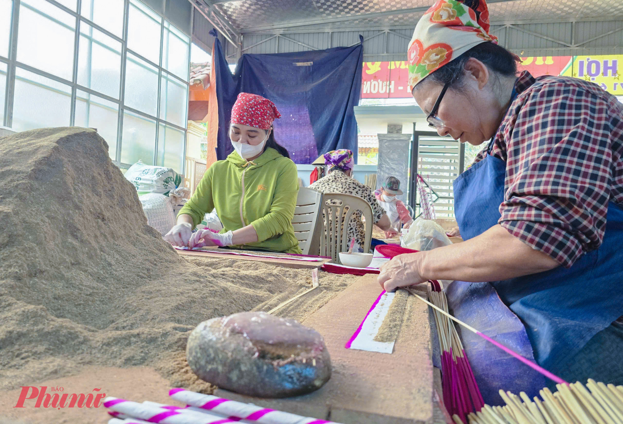 Hương trầm Quỳ Châu được làm hoàn toàn thủ công, lực lượng đảm nhiệm công việc này chủ yếu là phụ nữ. Bà Nguyễn Thị Xuân (50 tuổi, trú xã Châu Hạnh, huyện Quỳ Châu) cho biết, phần lớn công nhân quấn hương đều chỉ làm việc thời vụ 4 tháng cuối năm. Trung bình, một người lành nghề có thể quấn 4.000-5.000 que hương, được trả công 300.000-350.000 đồng mỗi ngày.