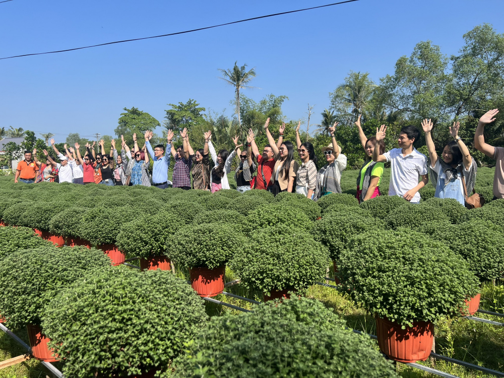 Khách du lịch tham quan, vui chơi tại các nhà vườn trồng hoa tại huyện Chợ Lách (Bến Tre). Ảnh: Hoàng Lê