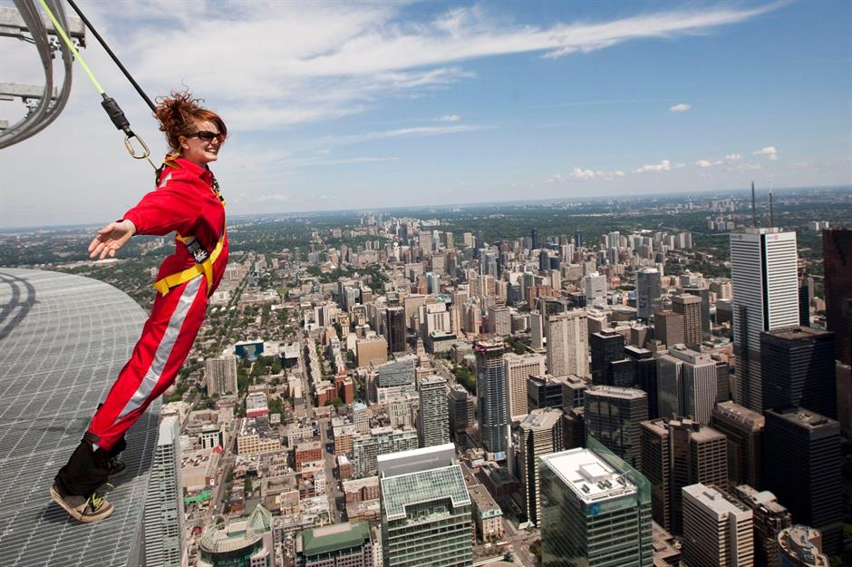 1. EdgeWalk tại Tháp CN, Ontario, Canada Mang đến một ý nghĩa hoàn toàn mới cho 'sống cuộc sống trên bờ vực', lựa chọn số một của chúng tôi cho điểm tham quan du lịch đáng sợ nhất thế giới thuộc về EdgeWalk của Toronto. Những ai đủ can đảm để thử sức có thể trải nghiệm thành phố từ độ cao 116 tầng - chỉ được bảo vệ bằng một dây an toàn. Trải nghiệm đi bộ vòng tròn, rảnh tay, cao nhất thế giới, những người thích cảm giác mạnh sẽ dành 30 phút để đi dạo trên gờ rộng năm feet (1,5m) của Tháp và có thể nghiêng người về phía trước (hoặc phía sau, nếu muốn) khi họ đắm mình vào quang cảnh ngoạn mục của Hồ Ontario. 