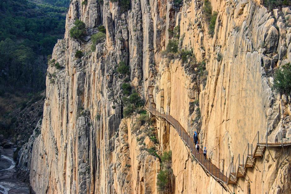 6. Caminito del Rey, Tây Ban Nha Từng được biết đến là 'con đường đi bộ nguy hiểm nhất thế giới', Caminito del Rey của Malaga đã rũ bỏ được danh tiếng đáng sợ của mình trong những năm gần đây, nhờ vào đợt cải tạo trị giá 2,3 triệu bảng Anh (2,9 triệu đô la) được hoàn thành vào năm 2015. Được xây dựng vào năm 1905, con đường này được gắn vào những bức tường dốc khủng khiếp của hẻm núi El Chorro và ban đầu được công nhân xây dựng sử dụng để vận chuyển vật liệu đến đập Guadalhorce. Trong suốt thế kỷ 20, con đường này đã xuống cấp và đóng cửa với công chúng vào năm 2000 sau năm trường hợp tử vong chỉ trong hai năm. Mặc dù những con đường của Caminito Del Rey có thể không còn hẹp và ọp ẹp nữa (và tất cả người đi bộ hiện phải đội mũ