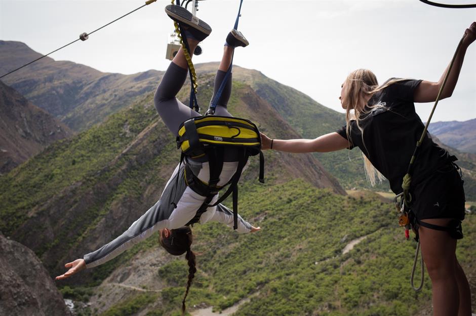 2. Xích đu Nevis, New Zealand Thường được gọi là 'chiếc xích đu nổi tiếng nhất thế giới', Nevis Swing của Queenstown không giống bất kỳ chiếc xích đu nào bạn từng trải nghiệm ở sân chơi địa phương. Treo lơ lửng ở độ cao 525 feet (160m) so với Thung lũng sông Nevis tuyệt đẹp, nó tự hào có một vòng cung khổng lồ dài 984 feet (300m). Những người liều lĩnh có thể chọn đu về phía trước, phía sau hoặc thậm chí - ực - lộn ngược, trước khi được kéo trở lại bệ.