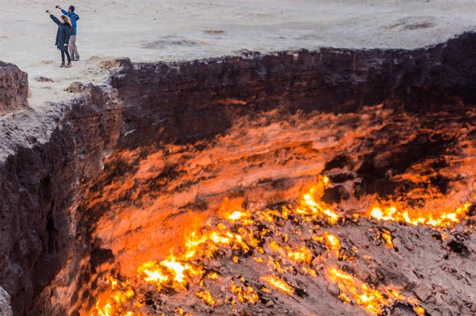 17. Miệng núi lửa Darvaza, Turkmenistan Sâu trong sa mạc Karakum của Turkmenistan là một hố khí khổng lồ đang cháy có nguồn gốc không rõ: được đặt tên khéo léo là 'Cổng địa ngục'. Các nhà địa chất không đồng ý về cách hố được hình thành - trong khi một số người tin rằng đó là một hiện tượng tự nhiên kỳ lạ, những người khác nói rằng nó được Liên Xô vô tình tạo ra vào những năm 1960 trong khi họ khoan dầu. Dù thế nào đi nữa, nó vẫn đang cháy sau hơn nửa thế kỷ - và là một trong những điểm du lịch nổi tiếng nhất của đất nước, với mọi người đổ xô từ khắp nơi trên thế giới để chiêm ngưỡng ngọn lửa dường như vĩnh cửu.