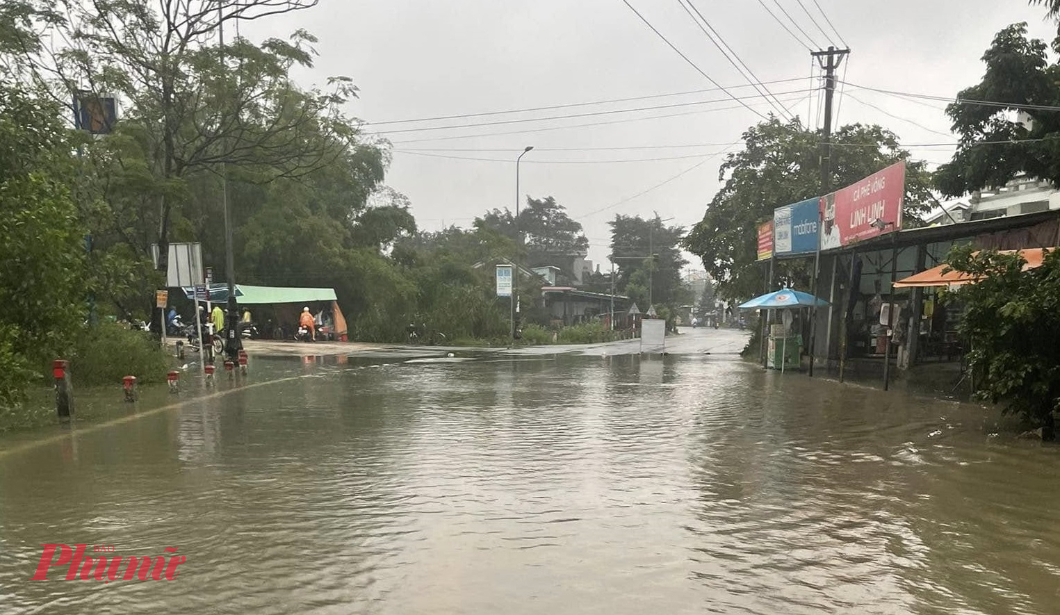 Nước lũ dâng chia cắt giao thông ở xã Duy Sơn, huyện Duy Xuyên