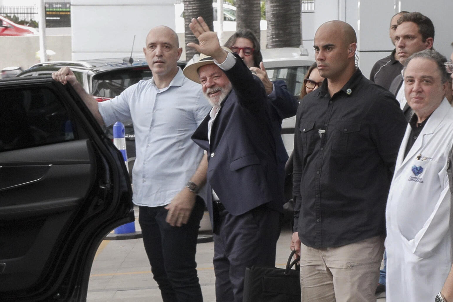 Ông Lula xuất viện sau ca phẫu thuật não - Ảnh: AFP