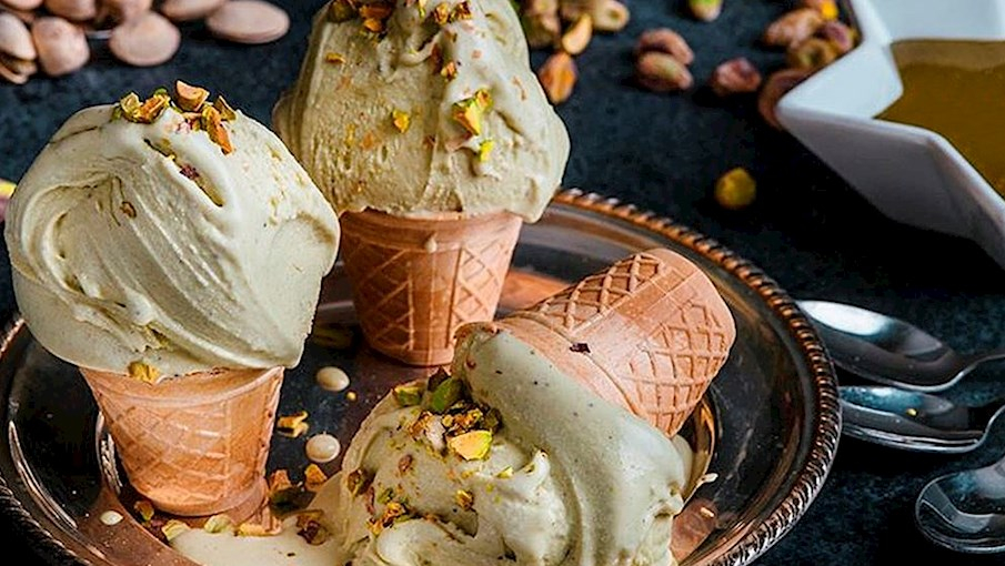 Gelato al pistacchio là một loại kem gelato Ý nổi tiếng, được làm từ nguyên liệu chính là hạt dẻ cười (pistacchio). Gelato này có vị béo ngậy, thơm đặc trưng của hạt dẻ cười và thường có màu xanh lá nhẹ tự nhiên. So với kem thông thường, gelato có kết cấu mềm mịn và ít béo hơn. 