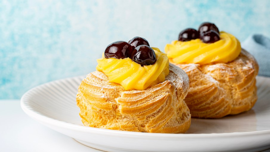 Zeppole là một món bánh rán truyền thống của Ý, thường được làm để mừng lễ Thánh Giuse (Festa di San Giuseppe) vào ngày 19 tháng 3. Bánh có dạng hình tròn hoặc xoắn, bên ngoài giòn rụm, bên trong mềm xốp. Zeppole thường được chiên hoặc nướng, sau đó phủ đường bột và nhân kem custard, ricotta, hoặc mứt anh đào. Đây là một món tráng miệng mang đậm hương vị Ý, được yêu thích không chỉ trong các dịp lễ mà còn là món ăn vặt phổ biến.